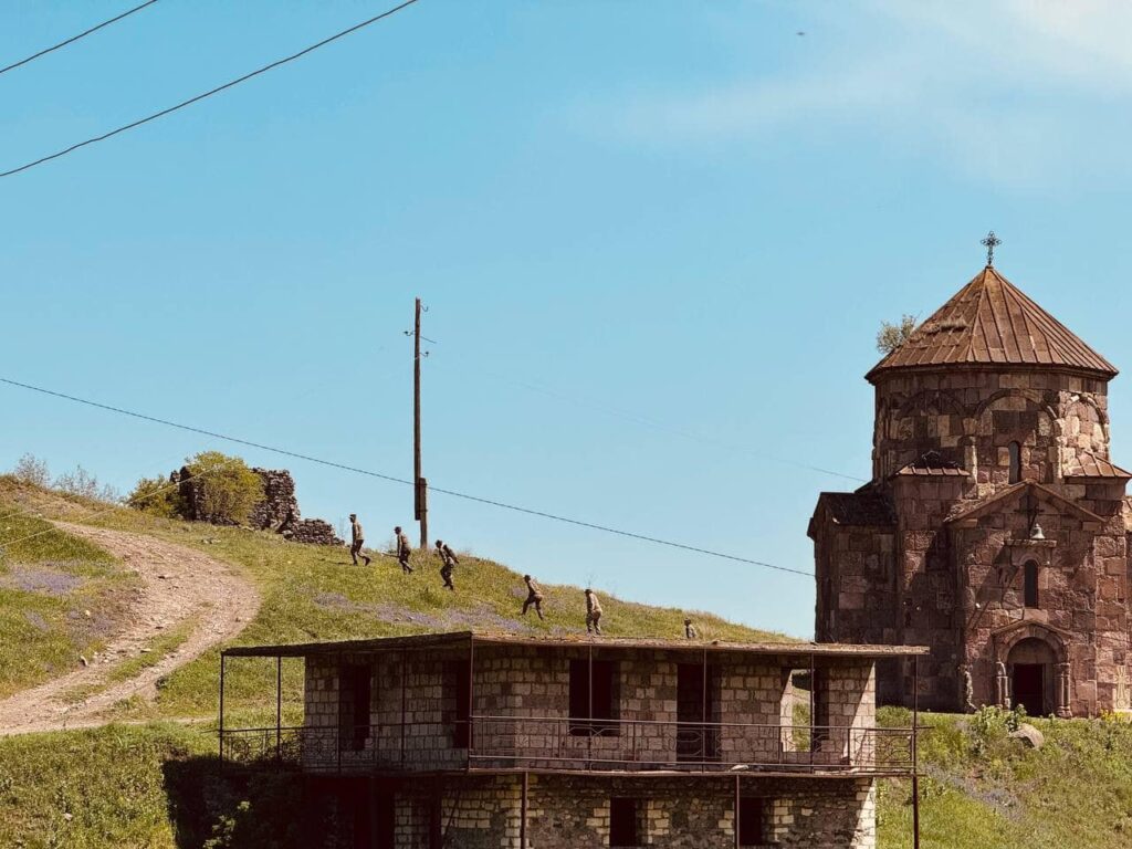 Ermenistan Azerbaycan ekipleri sahada çalışıyor, yer yer protesto var